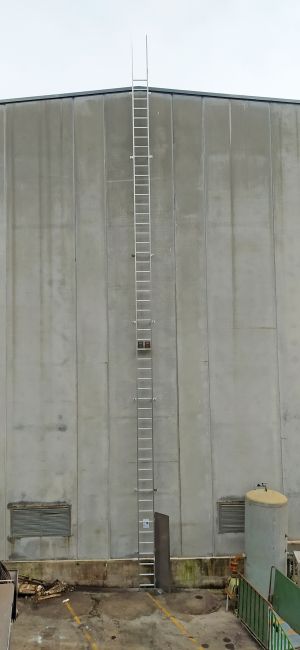 Escalera SafeLadder® de 15m de altura instalada en fábrica de Castellar del Vallés Barcelona
